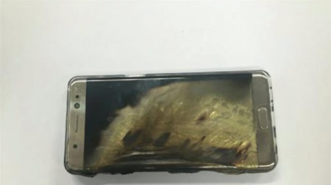 انفجار بطارية هاتف سامسونج نوت 7 اثناء الشحن